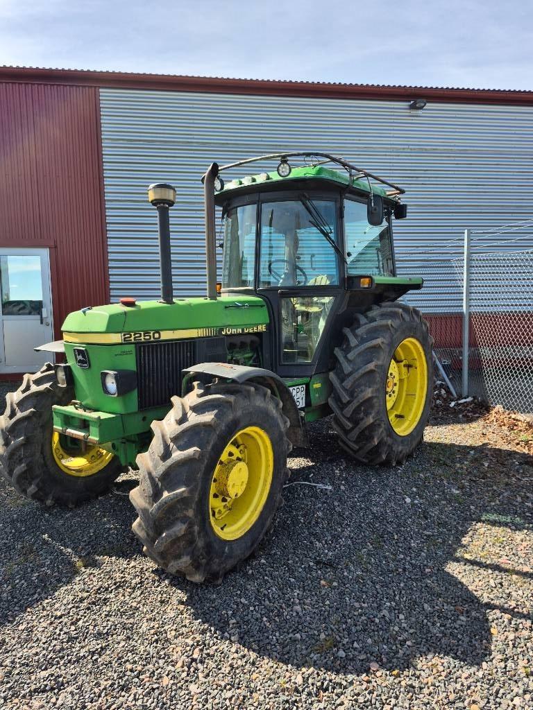 John Deere 2250 Tractors