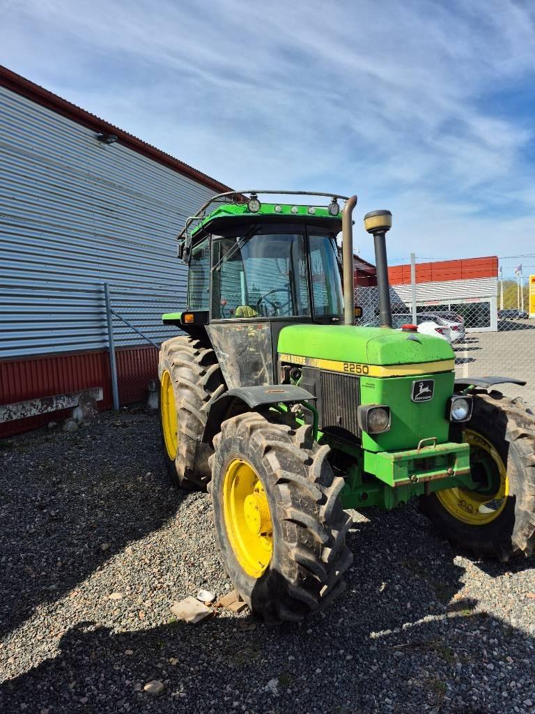 John Deere 2250 Tractors