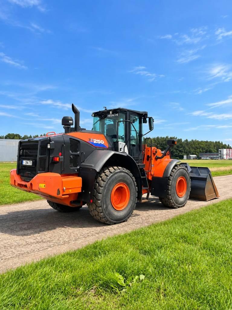 Hitachi ZW250-6 Iekrāvēji uz riteņiem