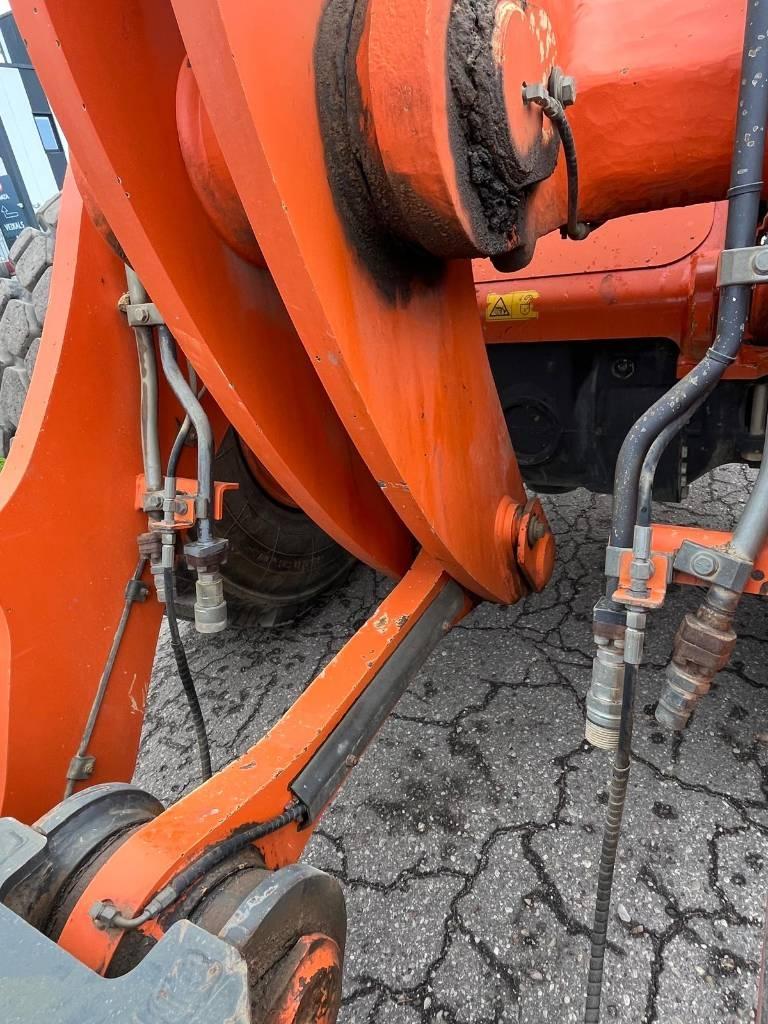 Hitachi ZW250-6 Iekrāvēji uz riteņiem
