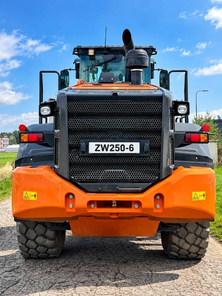 Hitachi ZW250-6 Iekrāvēji uz riteņiem