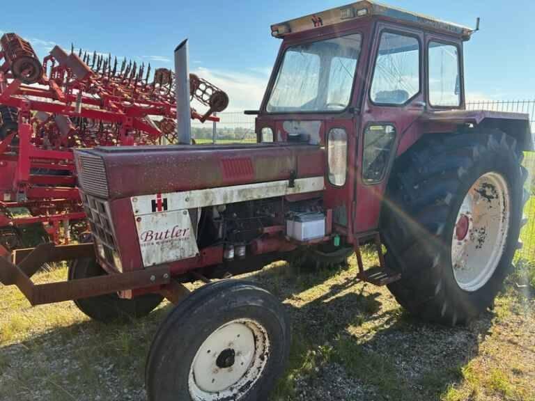 IH 824 Tractors