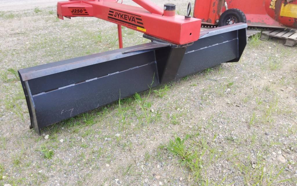 Jykevä J250 Rastras para caminos