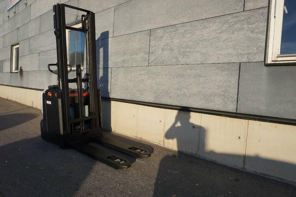 Toyota SPE120L Käyden ajettavat pinoamistrukit