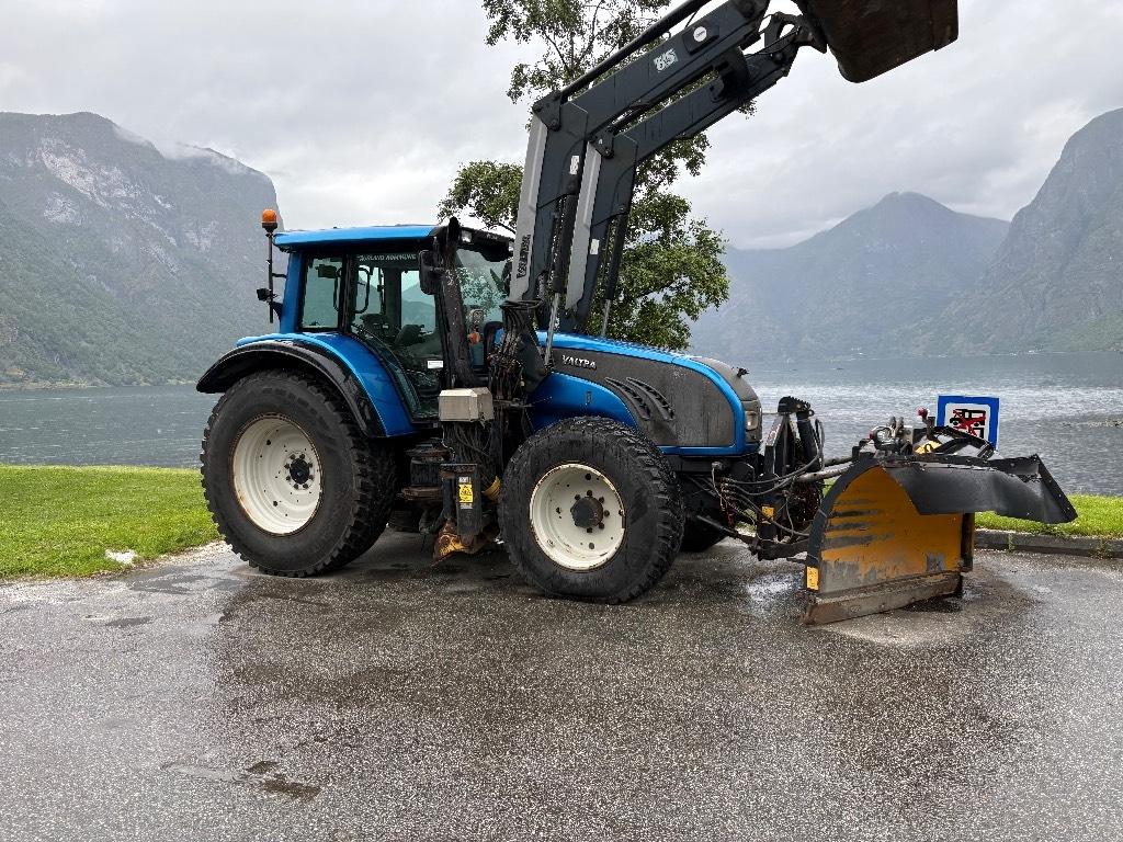 Valtra T132 Versu med underliggende skjær. Tractors