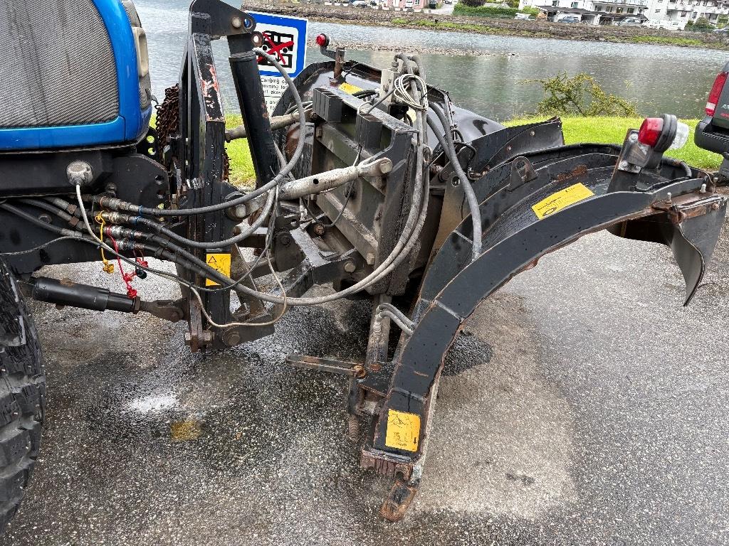 Valtra T132 Versu med underliggende skjær. Tractors