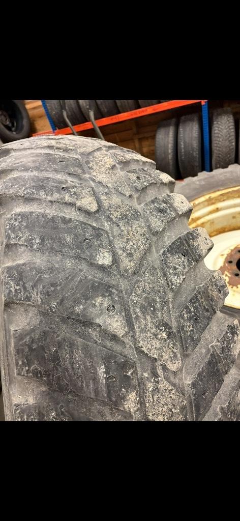 Valtra T132 Versu med underliggende skjær. Tractors