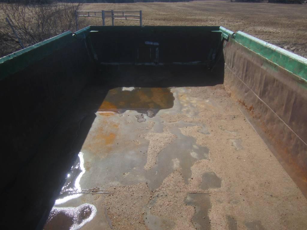 Maansiirtovaunu Volvon alustasta tehty Rimorchi ribaltabili