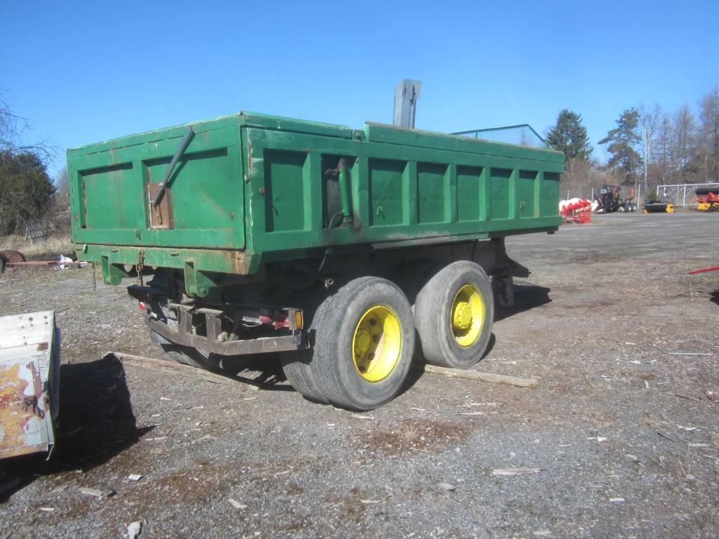 Maansiirtovaunu Volvon alustasta tehty Rimorchi ribaltabili