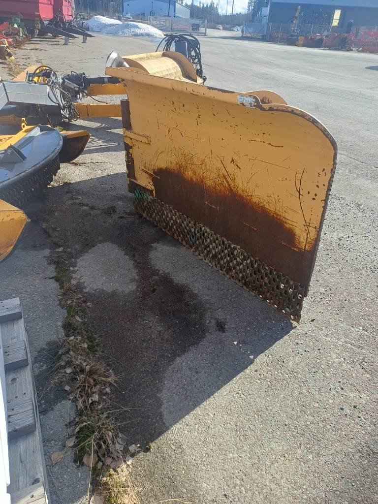 Rote Nivelaura 320 Schneeschilde und -pflüge