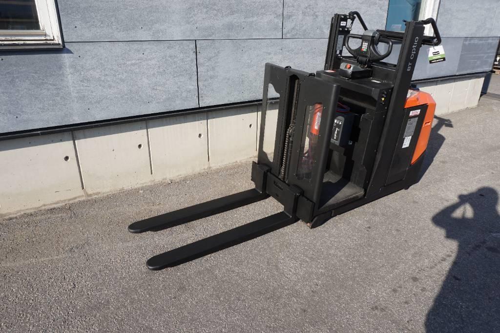 Toyota OSE100 Medium lift order pickers