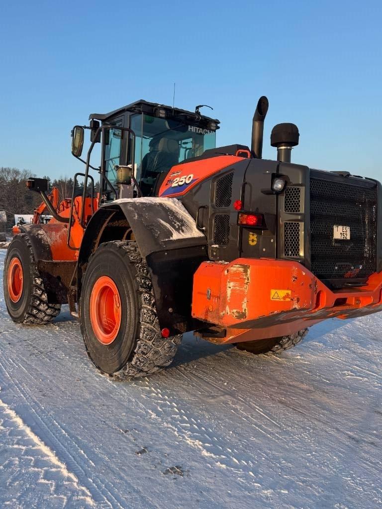 Hitachi ZW 250-6 Iekrāvēji uz riteņiem