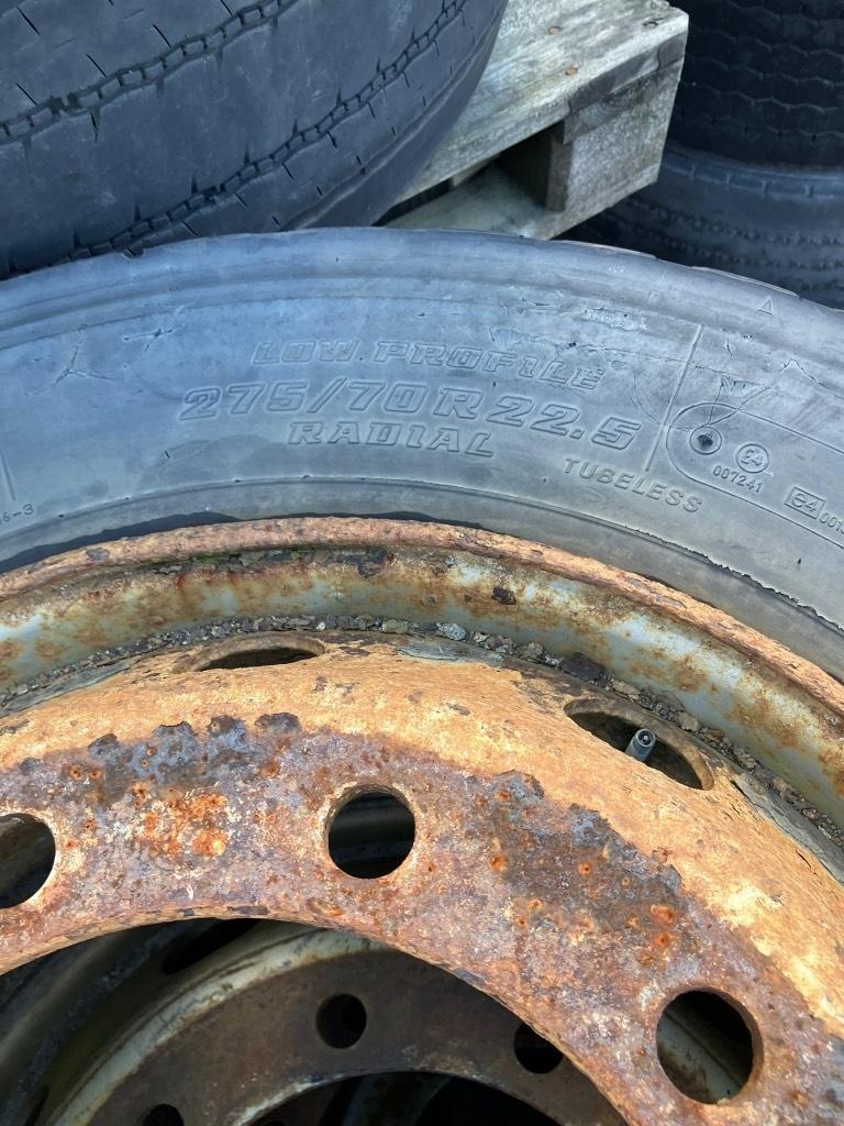  Kuorma-auton renkaita 22,5” Pneumatici, ruote e cerchioni