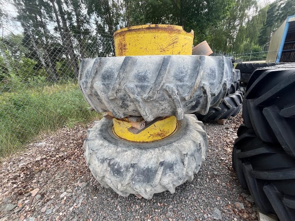  Begagnade dubbelmontage 20.8R38 Tyres, wheels and rims