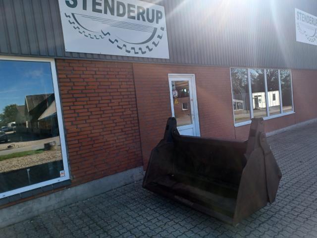  4 I EEN SKOVL 180 CM Skovle