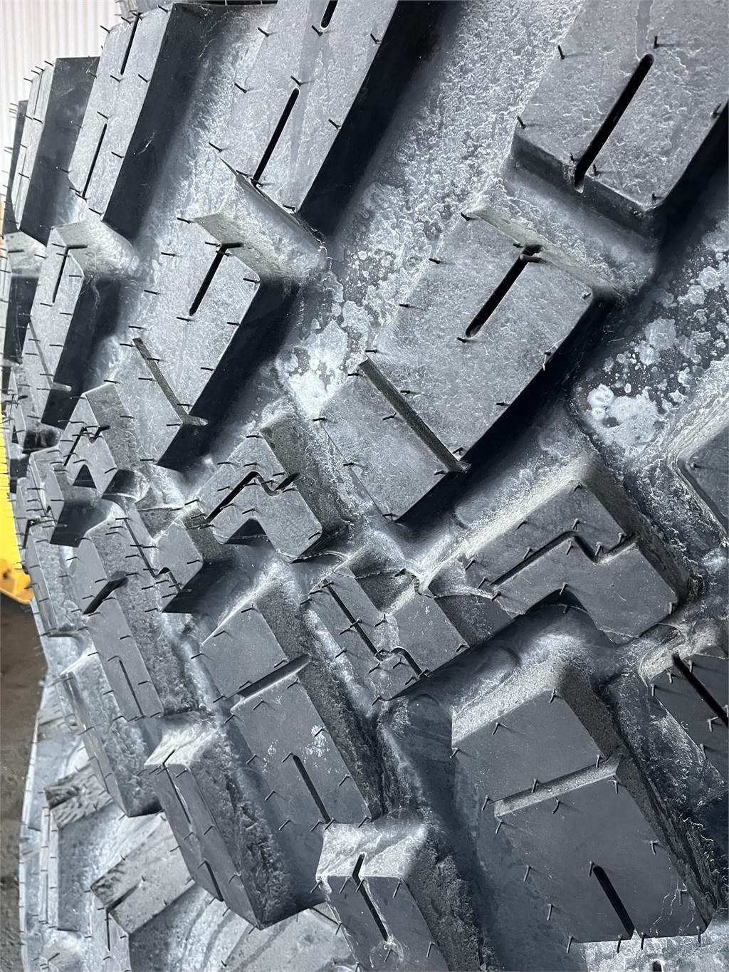 BKT RIDEMAX 710/70 R38 + 600/65 R28 PÅ FÄLG Tyres, wheels and rims
