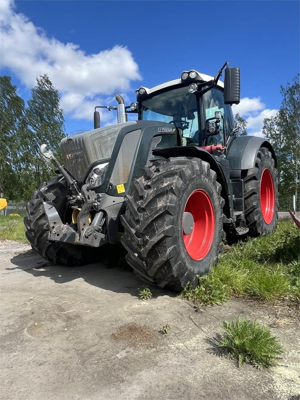 Fendt 828 VARIO S4 Tractors