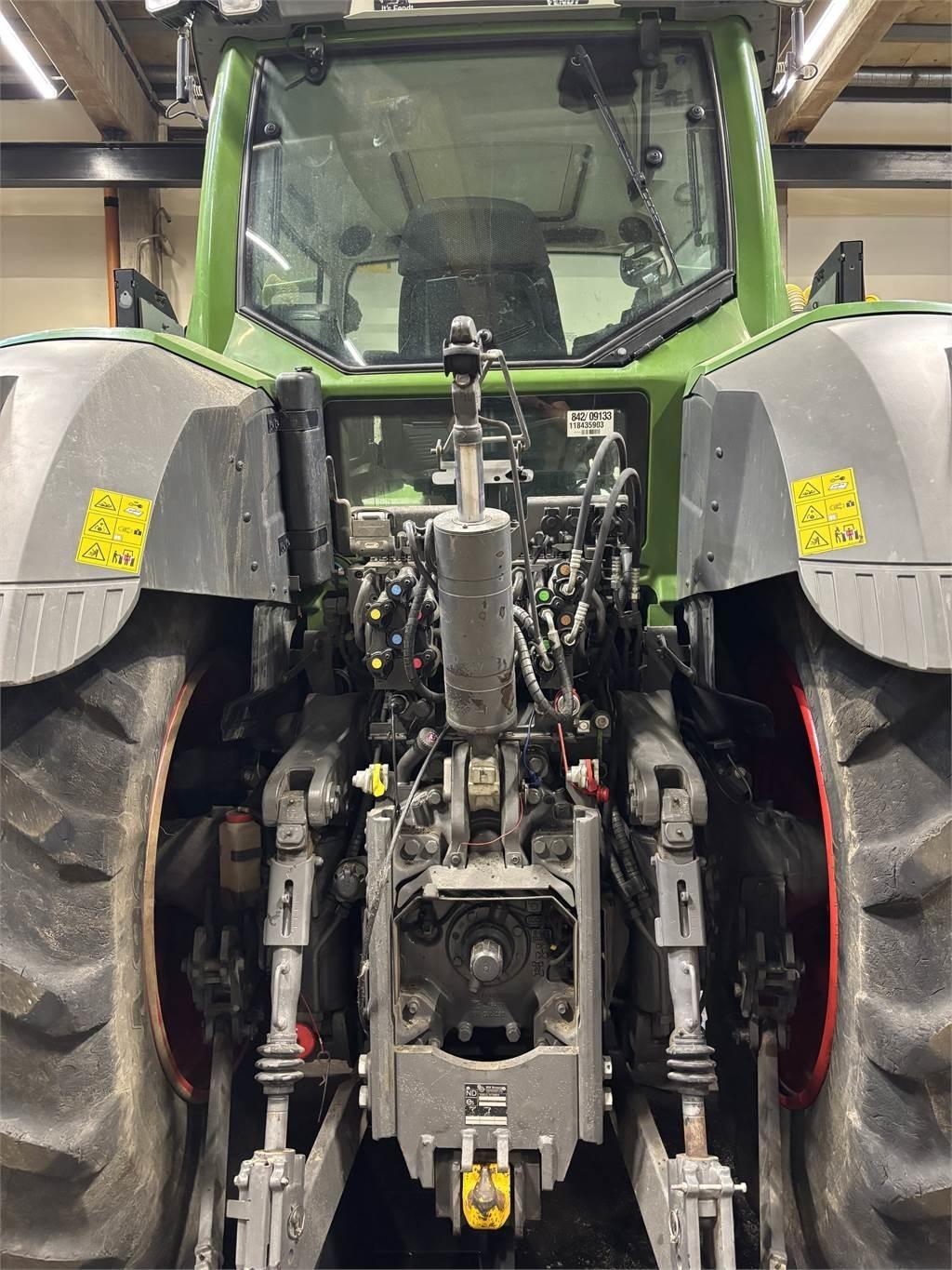 Fendt 828 VARIO S4 Tractors