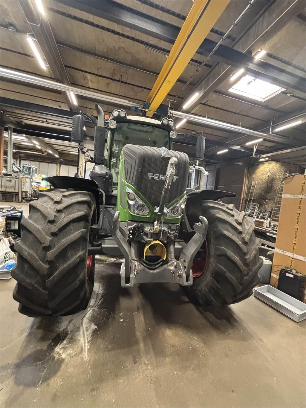Fendt 828 VARIO S4 Tractors