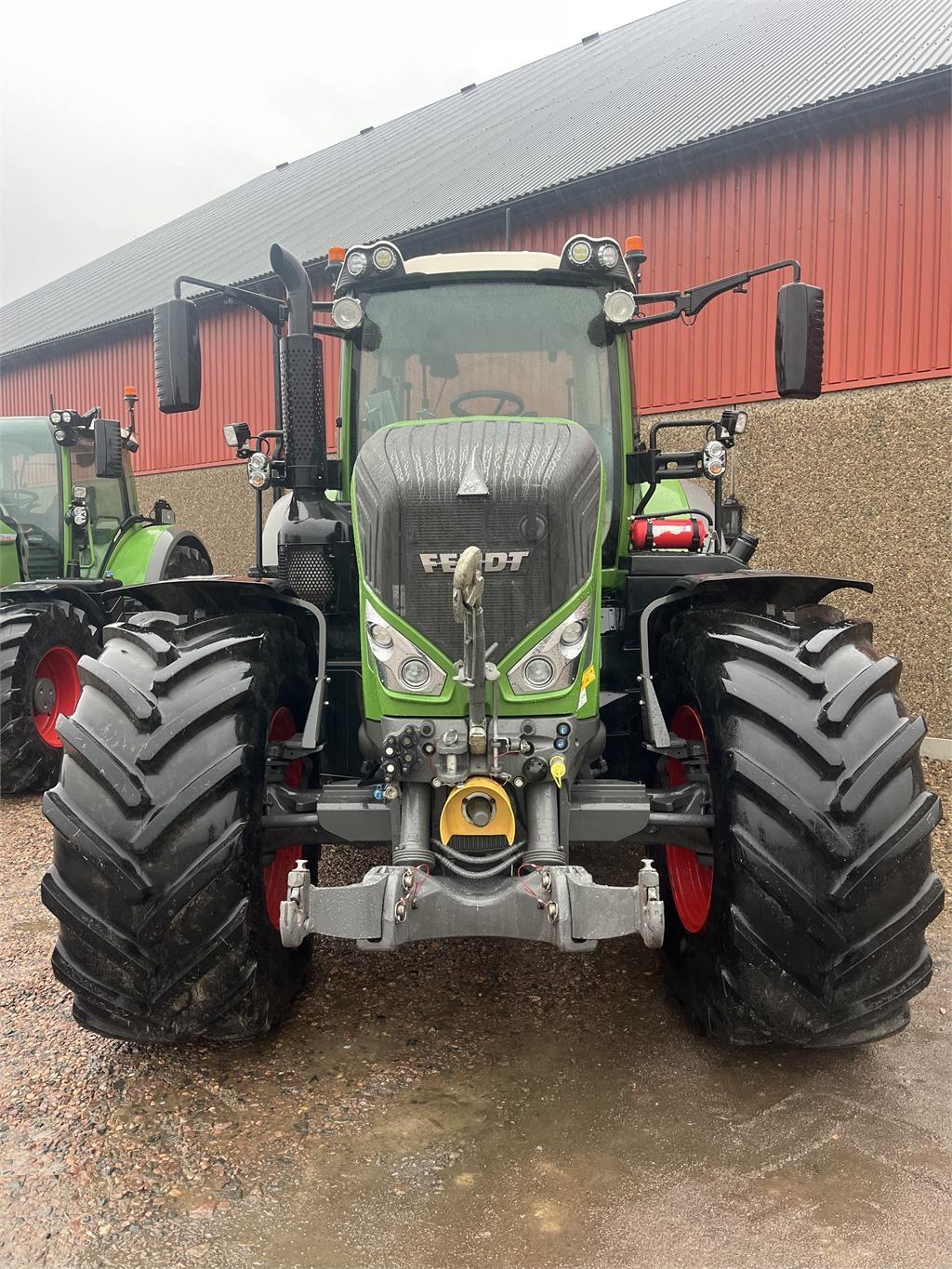 Fendt 828 VARIO S4 Tractors
