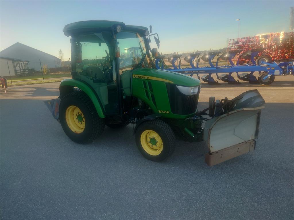 John Deere 3033R + FL Tractors