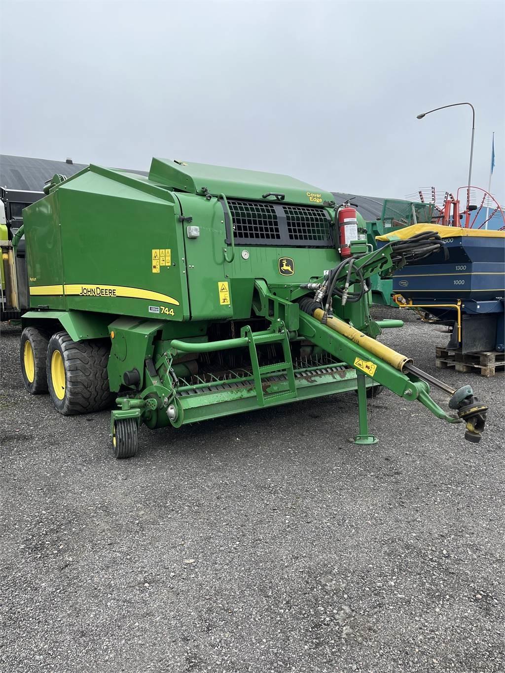 John Deere 744 Round balers