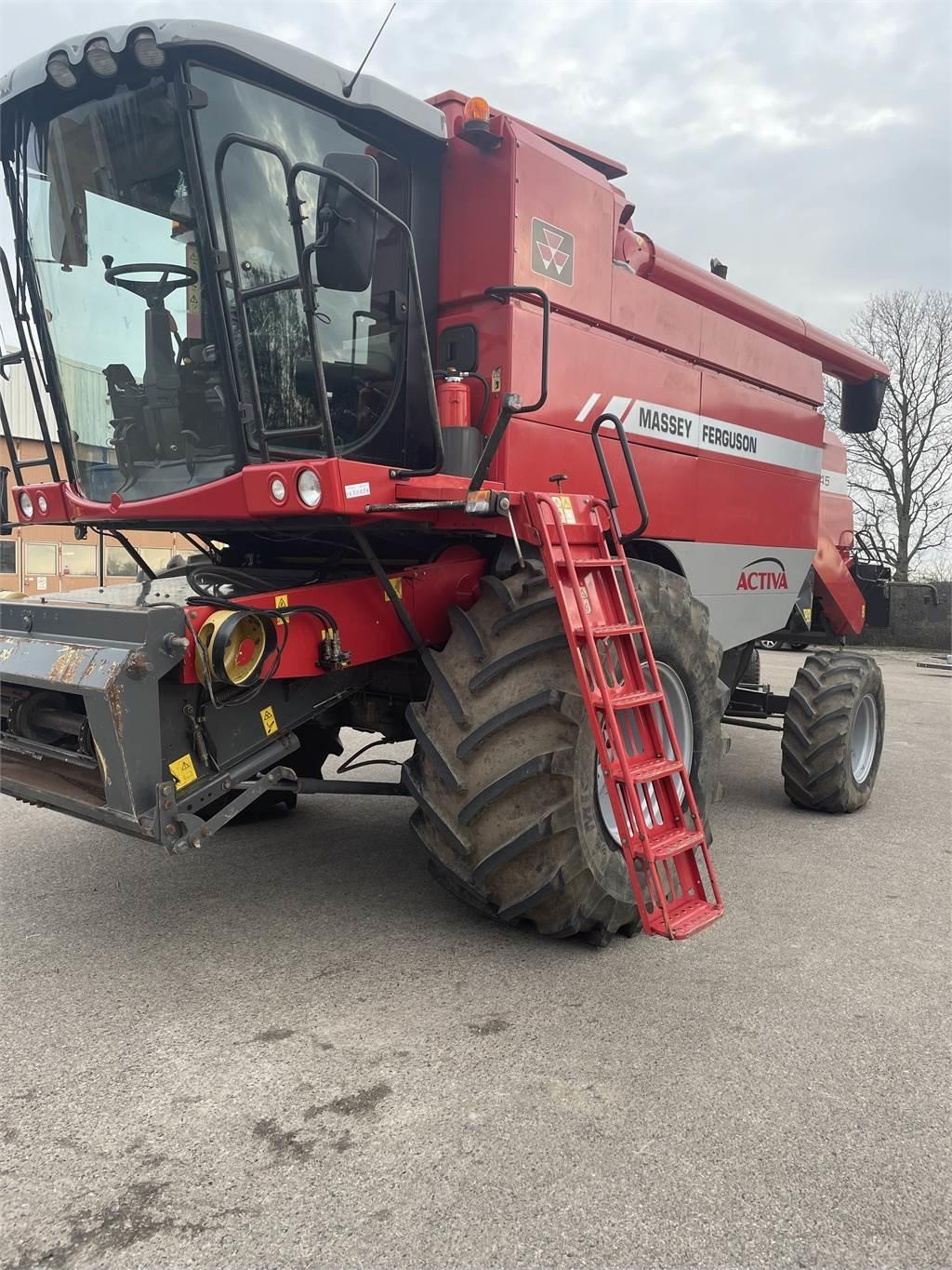 Massey Ferguson 7245 Combine harvesters