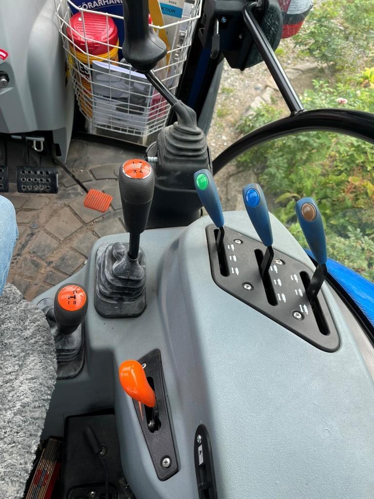 New Holland T4.75S+L Tractors