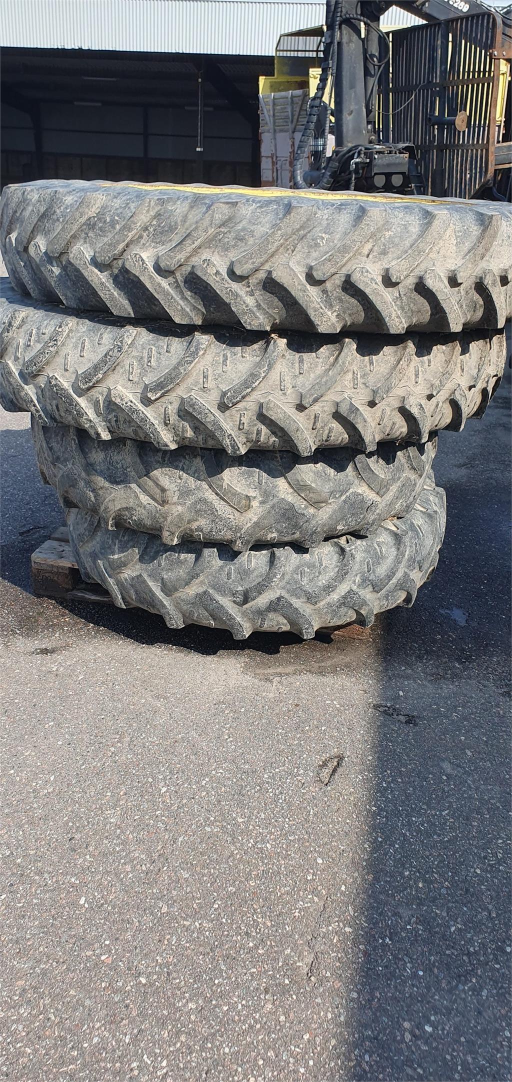  RADOLINGHJUL 12,4R46 + 12,4R32 Tyres, wheels and rims