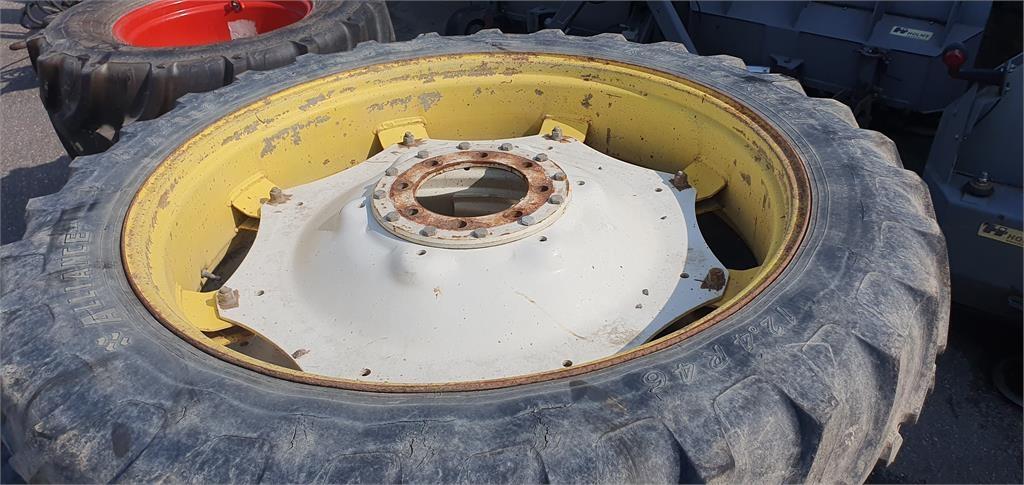  RADOLINGHJUL 12,4R46 + 12,4R32 Tyres, wheels and rims