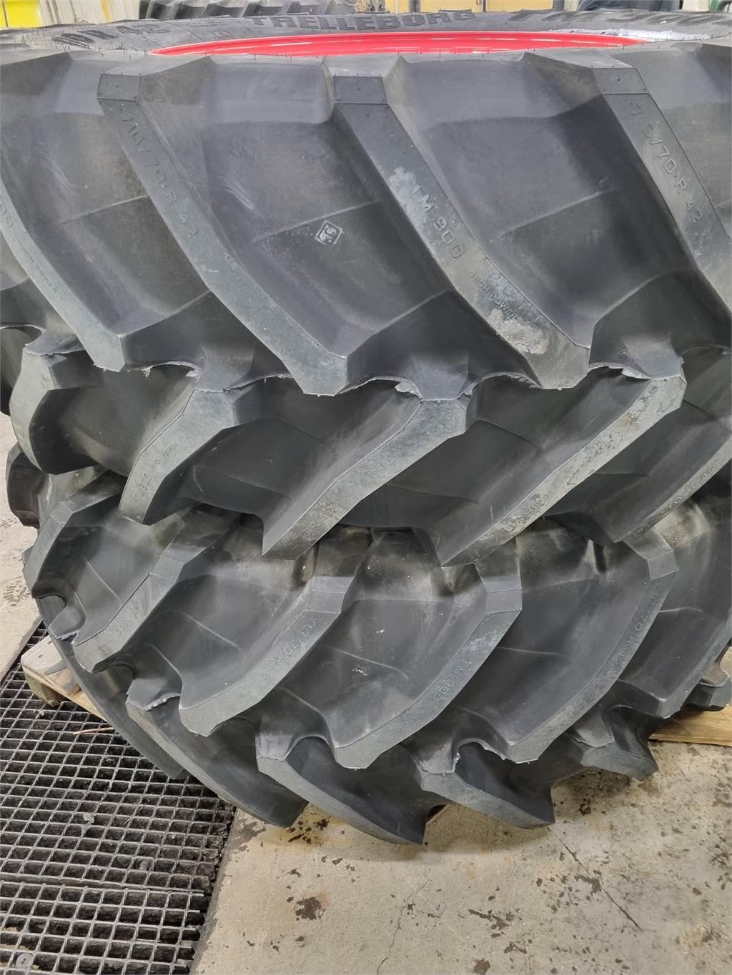 Trelleborg 710/70 R42 OCH 600/65 R34 PÅ FÄLG Tyres, wheels and rims
