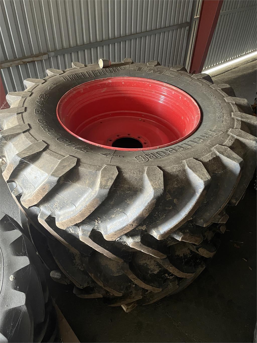 Trelleborg 710/70R42 + 600/70R30 Däck, hjul och fälgar