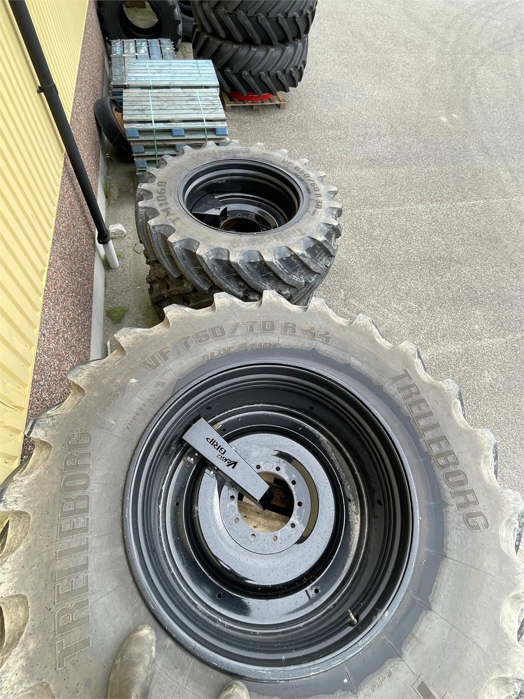 Trelleborg TM1060 750/70R44 + 650/60R38 + FENDT FÄLGAR Agriculture - Others