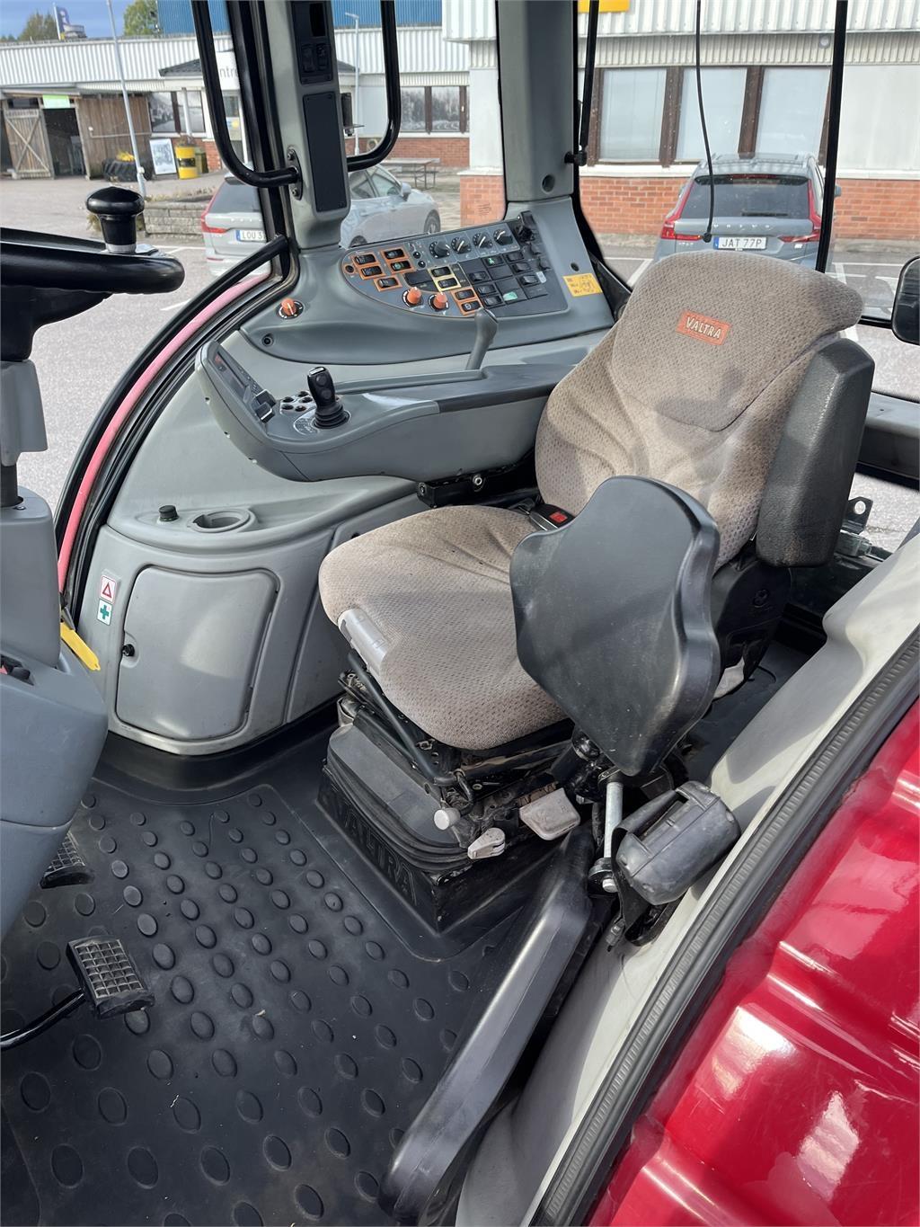 Valtra 121 HITECH + L +FL Tractors