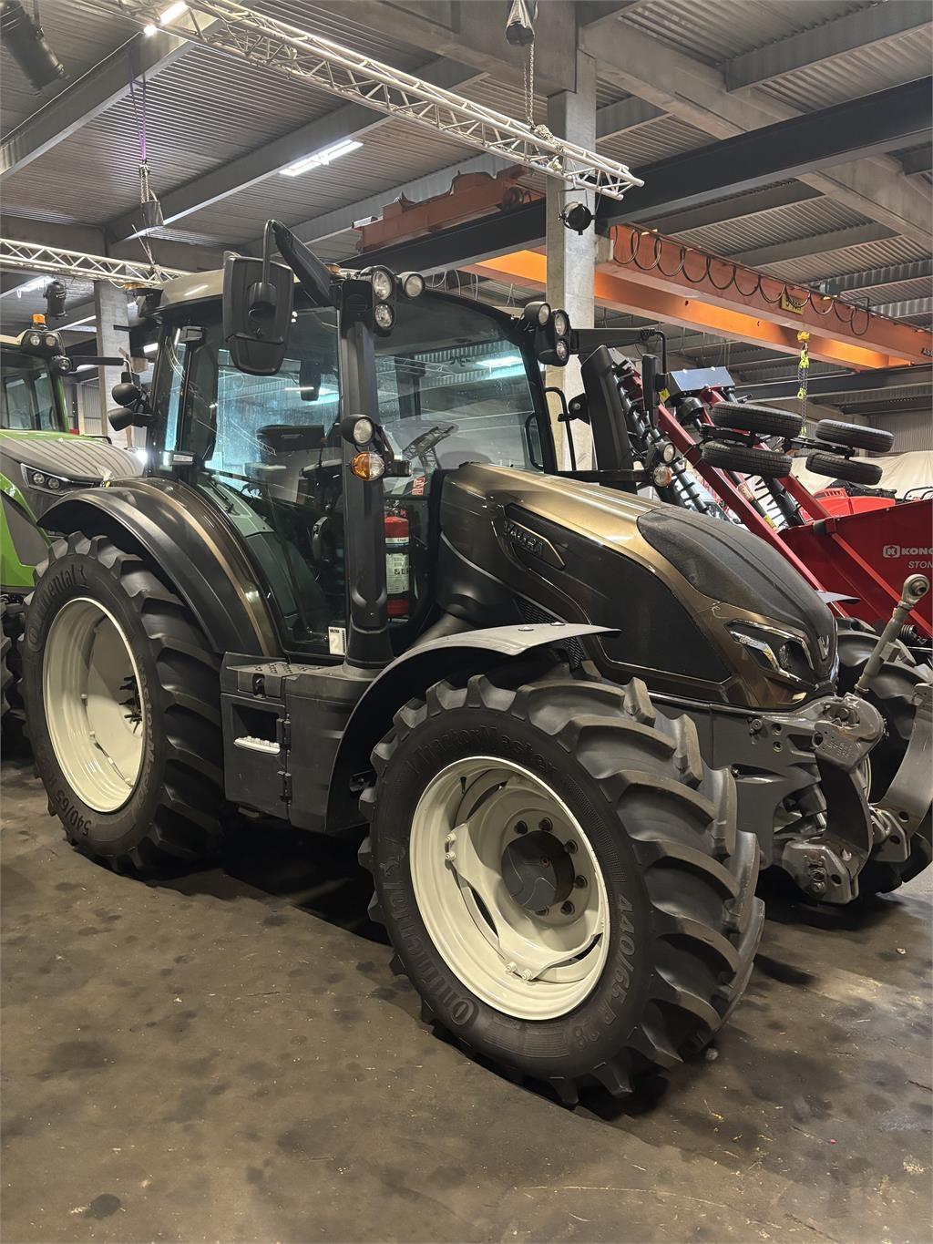 Valtra G125E VERSU Tractors