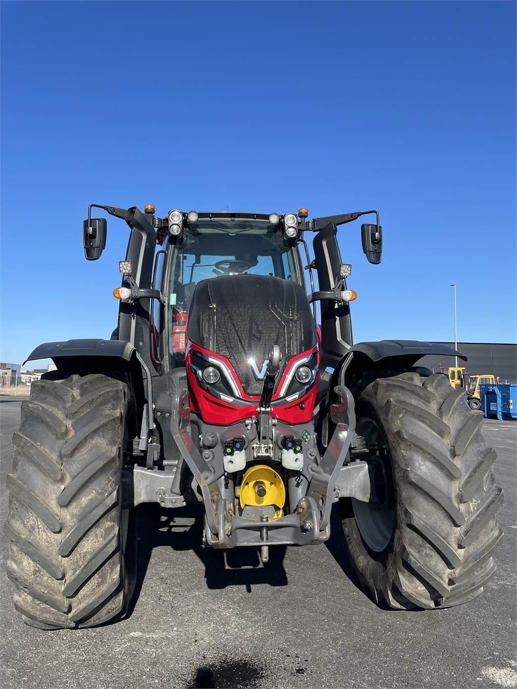 Valtra T215 VERSU Tractors