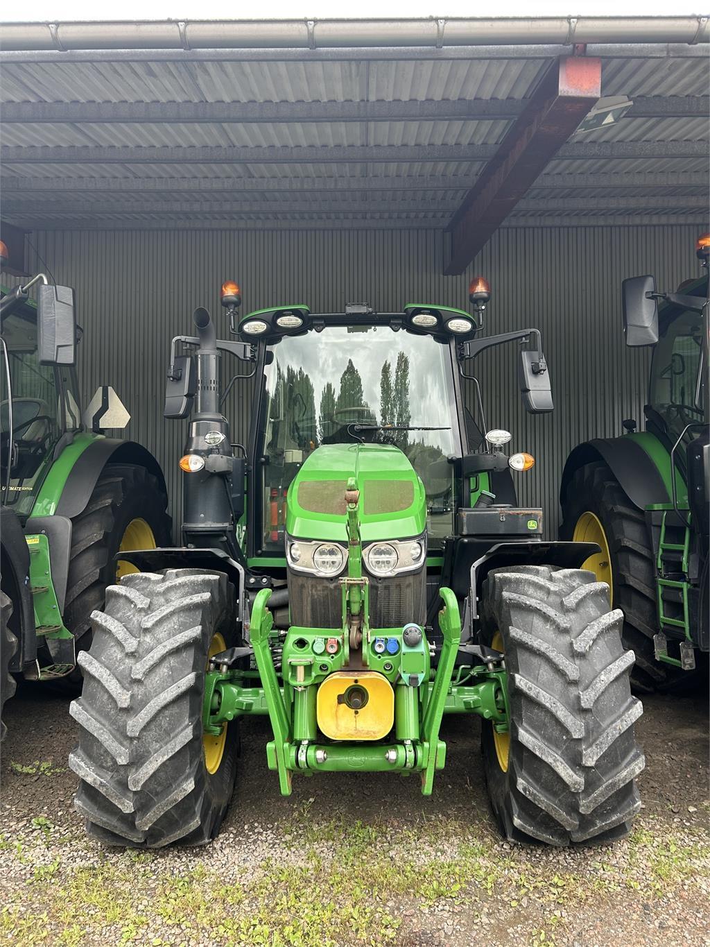 John Deere 6110M AP TRAKTOR FR.LYFT PTO Traktorer