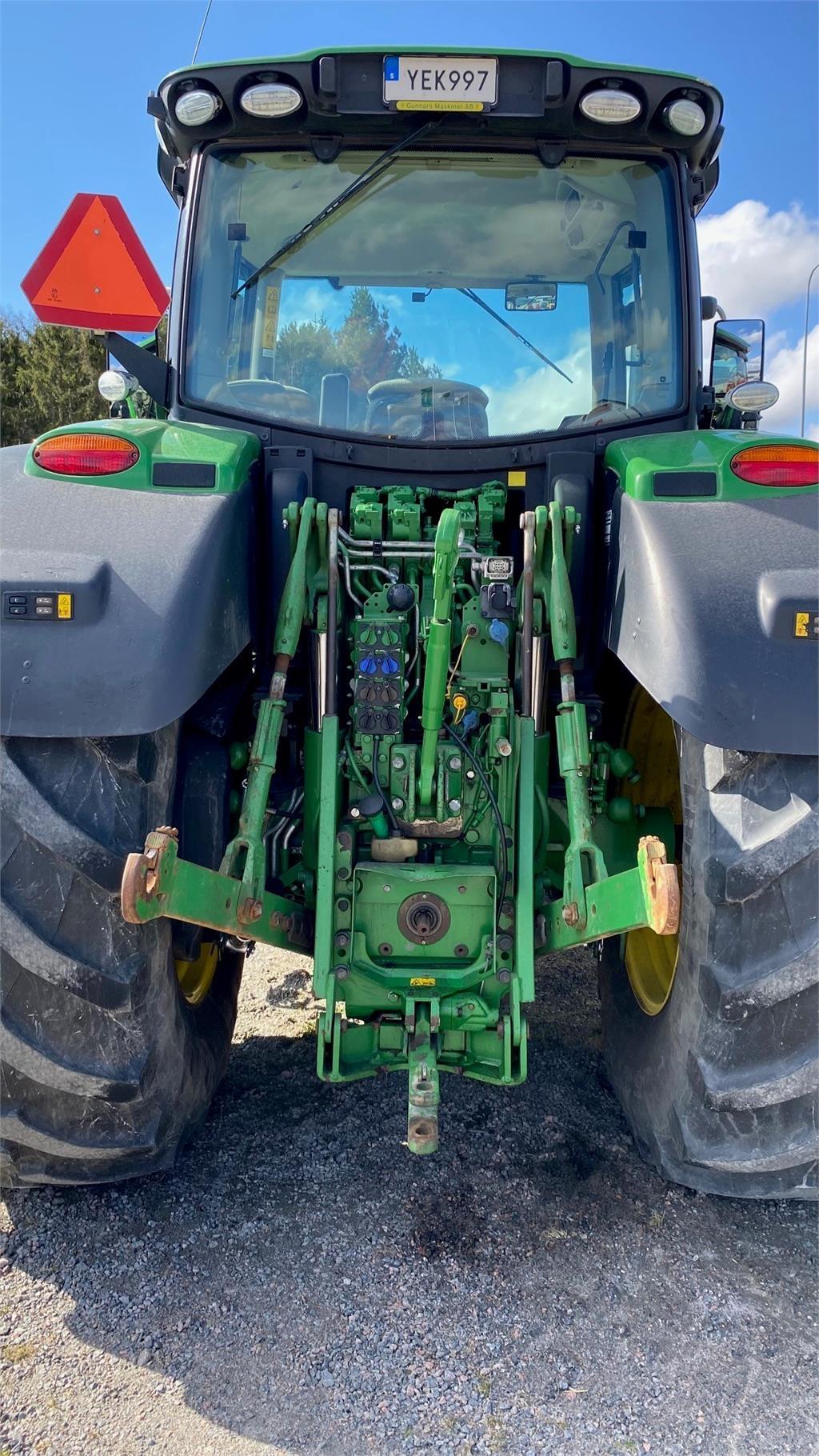 John Deere 6215R AP TRAKTOR FR.LYFT Traktorer