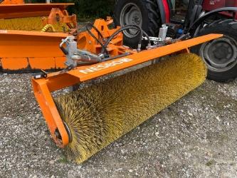 Massey Ferguson 4709 - GMR kost og sneplov medfølger