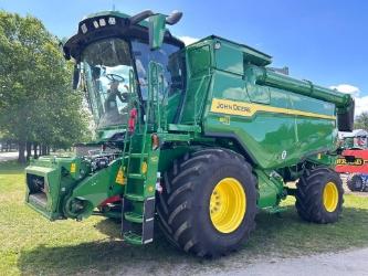 John Deere T5 700