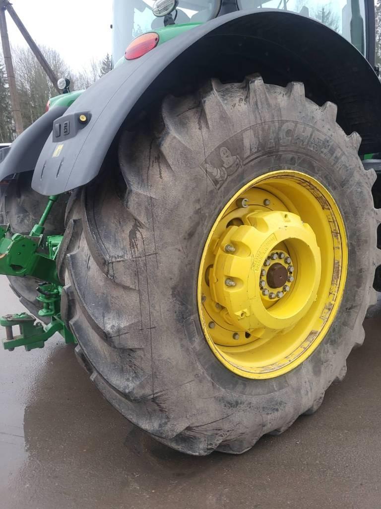 John Deere 8400 R Tractors