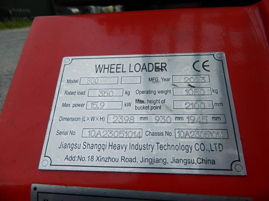 Attack 800 Frontālie iekrāvēji un ekskavatori