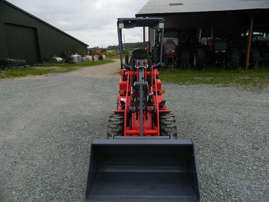 Attack 800 Frontālie iekrāvēji un ekskavatori