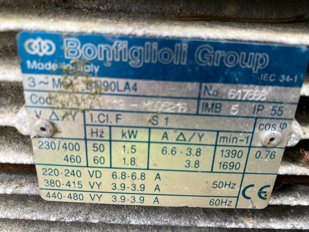 Pellon kuivaruokkija Alimentatori per animali