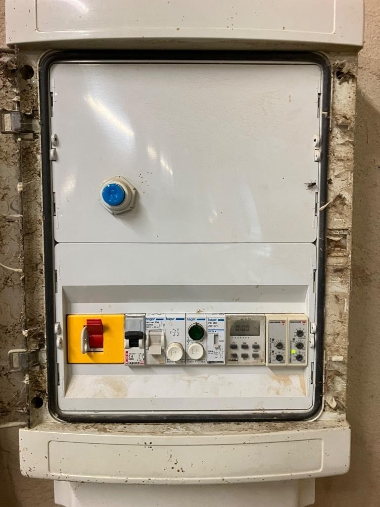 Pellon kuivaruokkija Alimentatori per animali