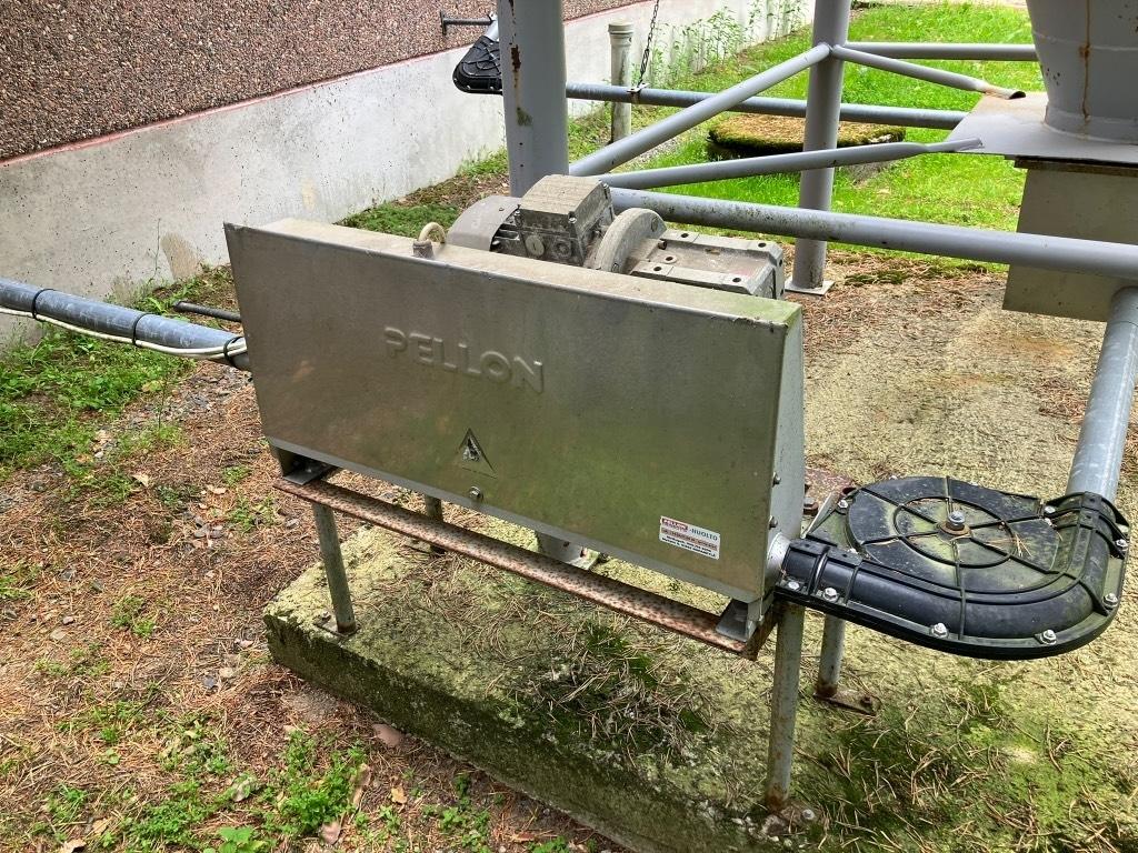 Pellon kuivaruokkija Alimentatori per animali