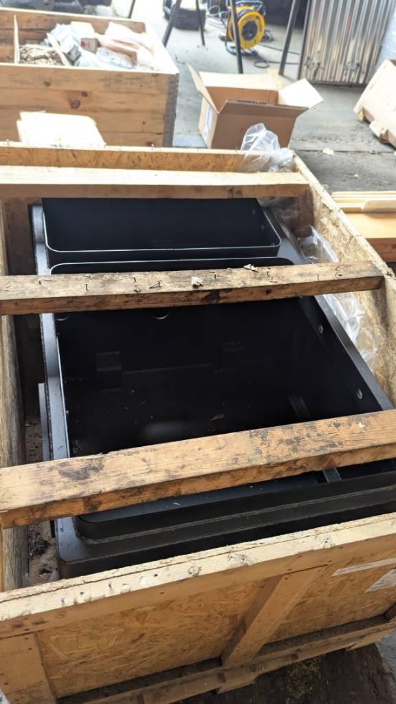 Komatsu WA600-8 BATTERY BOX 426-06-61211 Chassis and suspension