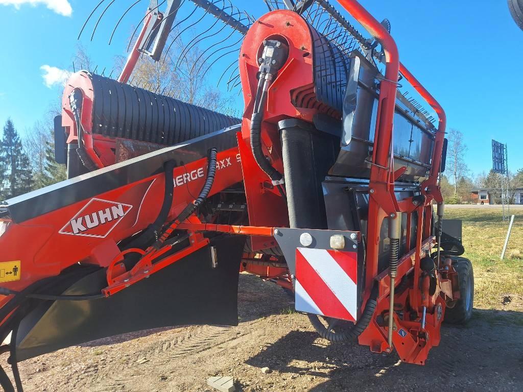 Kuhn Merge Maxx 902 Windrowers