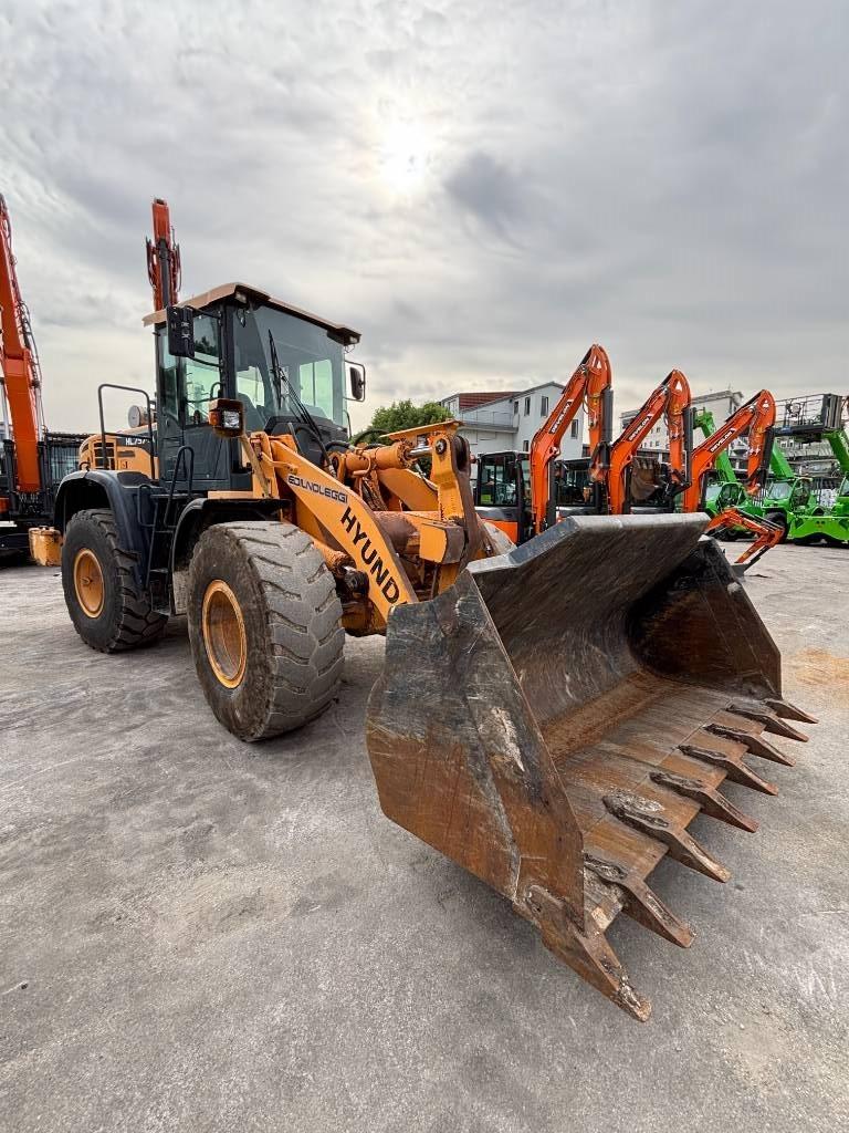 Hyundai HL 757-9 A Pale gommate