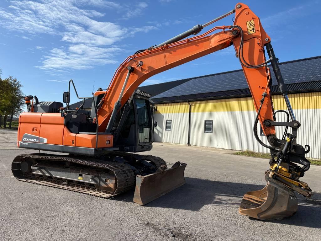 Doosan DX140 LC-5 grävmaskin, rototilt med grip Bandgrävare